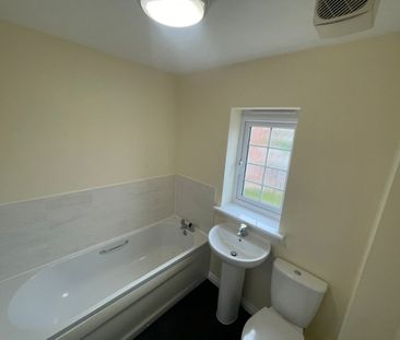 3 bed Town House - To Let - Photo 5