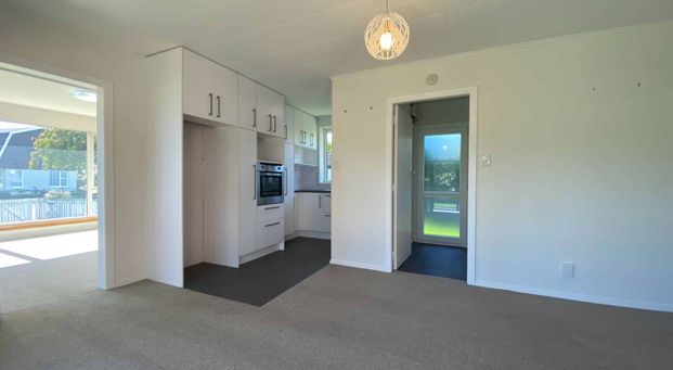 HAREWOOD - 3 BEDROOMS, 1 BATHROOM, HEATPUMP, DOUBLE GARAGE - Photo 1
