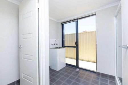 Spacious & Modern Townhouse! - Photo 2