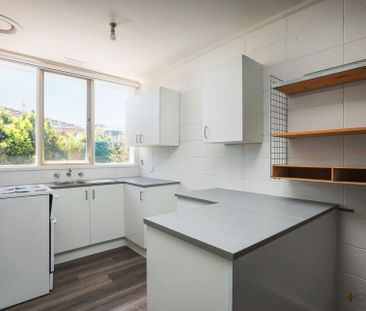 BRAND NEW KITCHEN - FRESHLY PAINTED THROUGHOUT - BRAND NEW CARPETS - Photo 5
