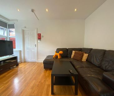 1 bedroom in a house share to rent - Photo 2