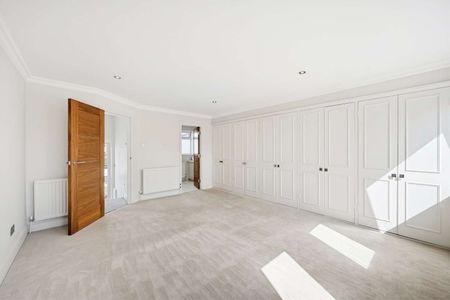 Stunning four bedroom family home with private terrace and beautiful patio garden in Fulham - Photo 4