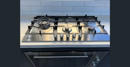 'Stylish Townhouse Living in Pascoe Vale' - For Lease - Photo 2