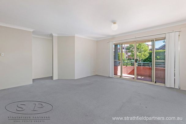 Walk to Westfield, Garden Apartment - Photo 1