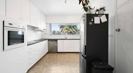 Spacious Family Home in Prime Hamilton Location - Photo 2