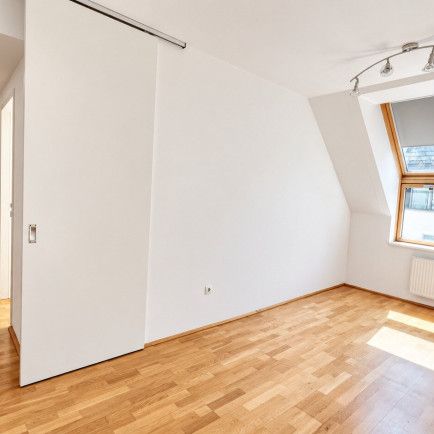Oben wohnen. Mittendrin leben. – Dachgeschosscharme im Herzen von Perchtoldsdorf | ZELLMANN IMMOBILIEN - Photo 1