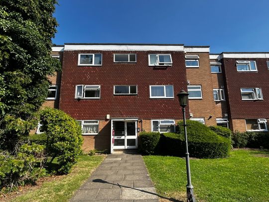 2 bed flat to rent in Tithe Court, Slough, SL3 - Photo 1