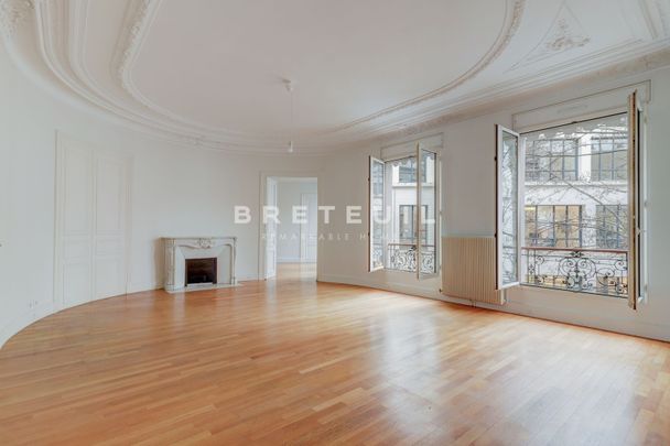 Appartement • Saint Philippe du Roule - Photo 1