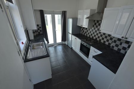 3 bedroom semi-detached house to rent - Photo 4