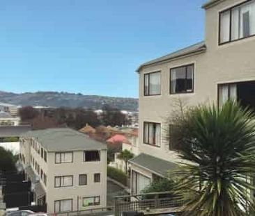 Sunny 4-6 bedroom flat in prime location - Photo 2