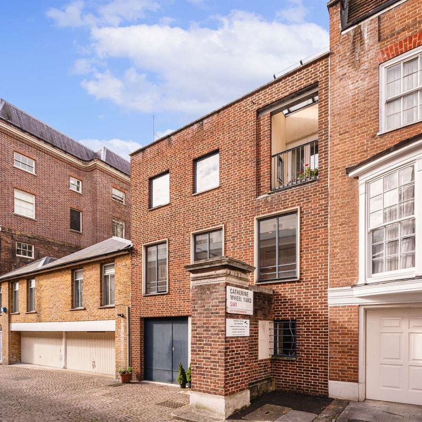 A charming house in a quiet mews in St James's. - Photo 1