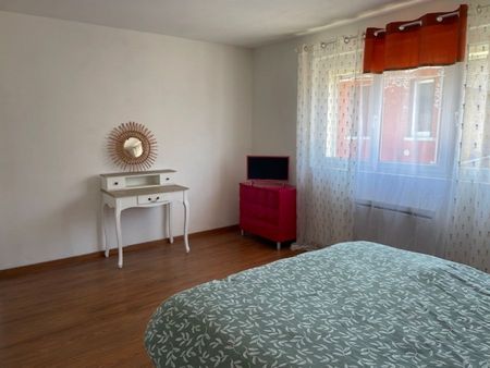BELLE MAISON LOUEE MEUBLEE AVEC CAVE ET COUR LIMITE HARLY - Photo 2