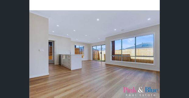 Family Home for Rent Close to Rockbank Train Station ! - Photo 1