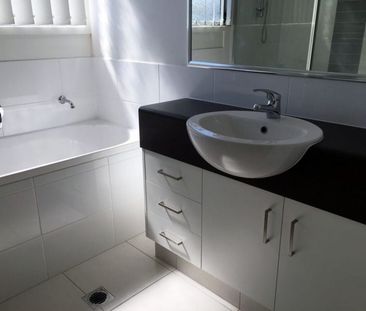 Modern Townhouse in Central Coomera Location - Photo 6