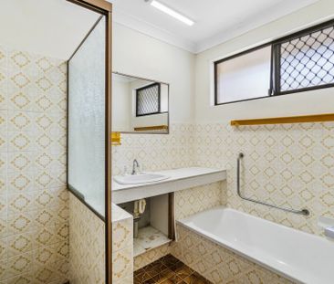 SPACIOUS TWO BEDROOM GROUND FLOOR UNIT - GREAT LOCATION! - Photo 4