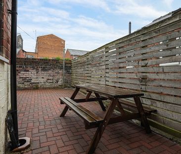 4 bedroom property with 2 bathrooms - Photo 2