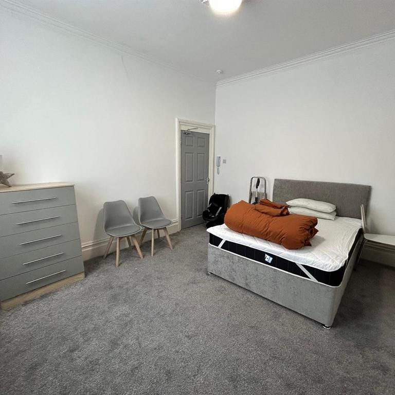 1 bedroom in a house share to rent - Photo 1