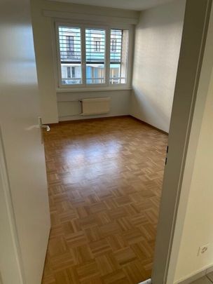 Family apartment with 4.5 rooms and closed balcony! - Photo 1