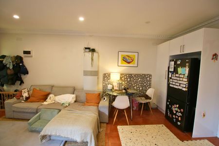 Stylish Villa Unit in Prime Thornbury Location - Photo 3