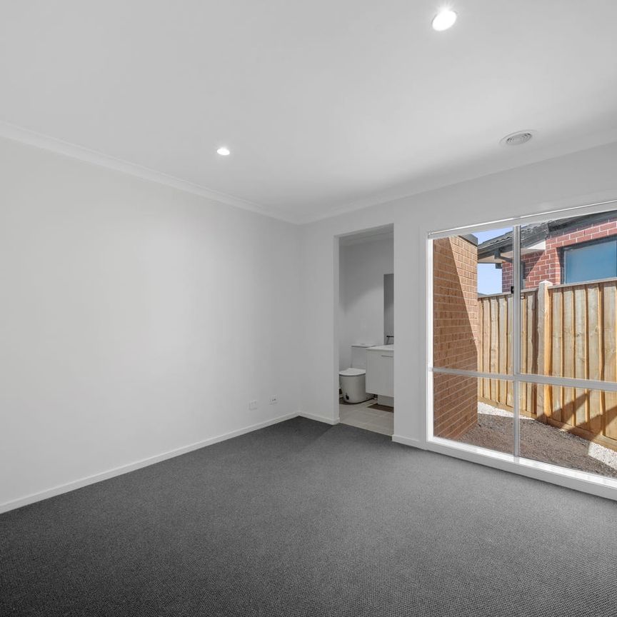 Spacious & Stylish 4-Bedroom Family Home with Secure Garage! - Photo 1