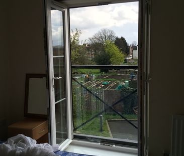 2 Bed Flat, Piper Way, IG1 - Photo 3