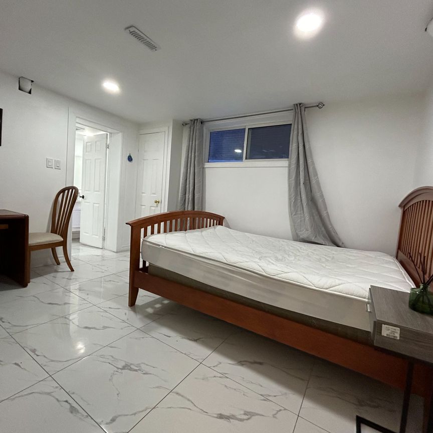 For Lease - 80 Mosedale Cres Crescent Unit# Master Bedroom, Toronto, Ontario - Photo 1