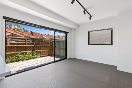 Modern 2 Bedroom Townhouse in Prime Brunswick Location - Photo 4