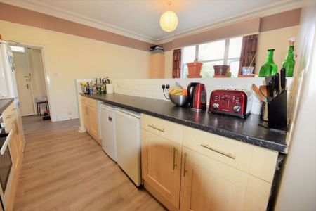 4 bedroom Flat in Wood Lane, Leeds - Photo 5