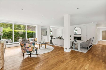 An exceptional renovated family home near Ham Common and the river Thames - Photo 3