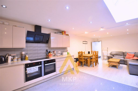 7 bedroom terraced house to rent - Photo 3