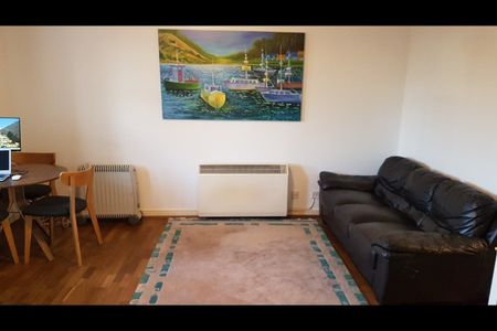 2 Bed Flat, Harlinger Street, SE18 - Photo 2