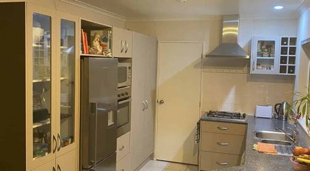 Unbeatable Location — Close to Shops, Parks & ... - Photo 4