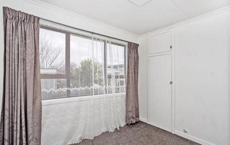 Low Maintenance 2-bedroom flat with wet floor shower - Photo 2