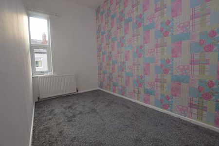 3 Bedroom Terraced House - Photo 2