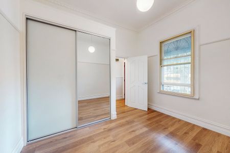 Charming 2-Bedroom in Prime Inner Melbourne Location - Photo 4