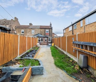 2 bedroom end of terrace house to rent - Photo 3