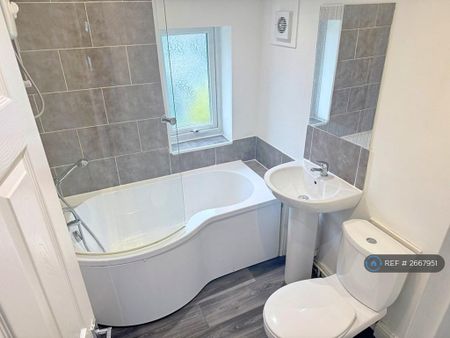 2 bedroom semi-detached house to rent - Photo 5