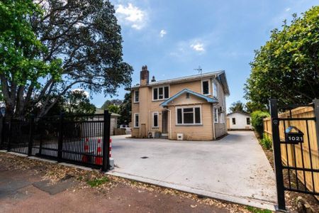 Old-world house - Photo 2