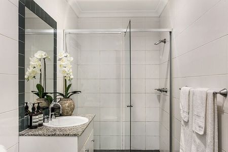 Handy Inner-City One Bedroom Apartment with Private Access to Large "Exclusive Use" Courtyard - Photo 4