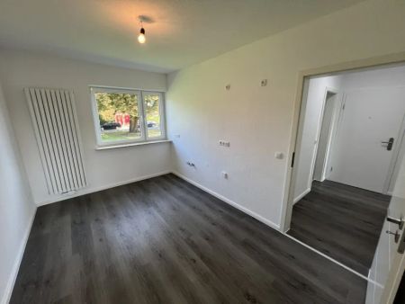 Erdgeschoss, 4 ZKB, 100 m2 WF/NF, Walk-In-Dusche, Keller, Dachboden, Gartenanteil, komplett saniert - Photo 3