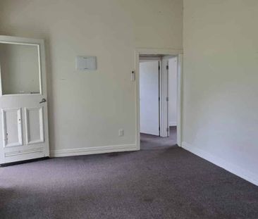 Comfortable Middle-Floor 2-Bedroom Flat - Photo 1