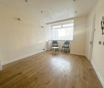 Semi Detached House - Photo 1