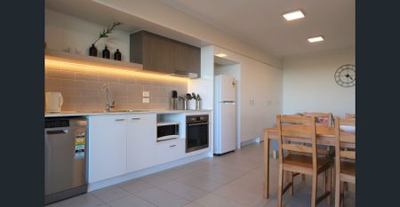 MODERN AND SPACIOUS - Photo 4