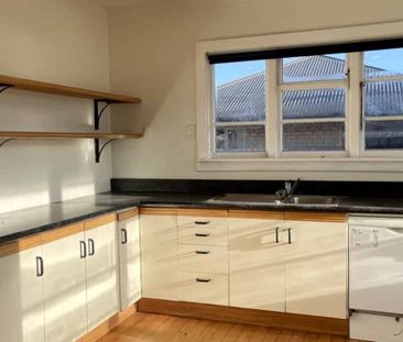 **4 Bedroom and 1x Bathroom House** - Photo 2