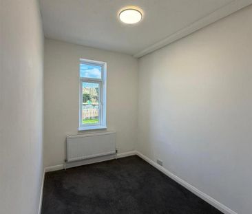 3 bedroom flat to rent - Photo 4