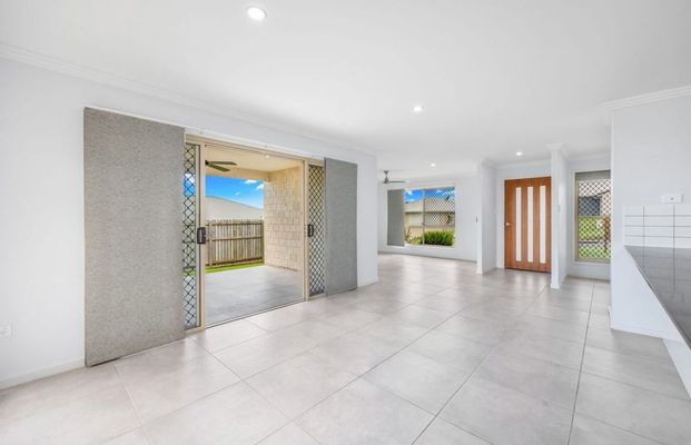 Modern Family Home in a Quiet Court Location - Photo 1