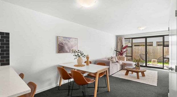 4 bedroom townhouse- stones throw from Hagley park - Photo 1