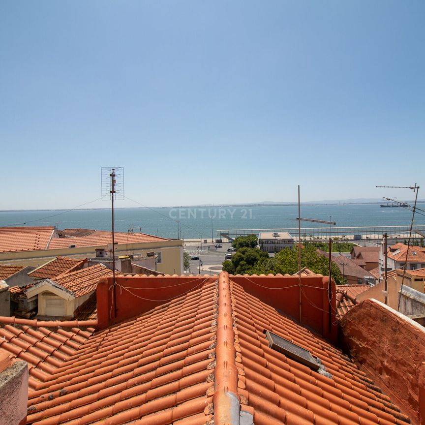 **Fantástico T1 no coração de Alfama com vista Rio para arrendamento** - Photo 1