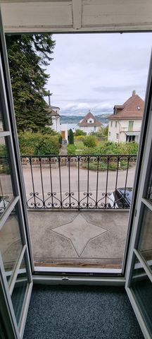 Renovierte 2.5-Zimmer-Dachwohnung mit Seeblick in Murten - Photo 5