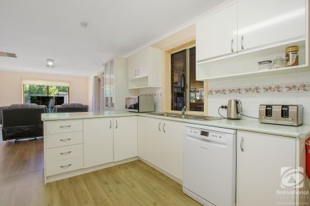 COMFORTABLE FAMILY HOME - Photo 5